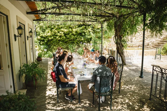 Flashpackers enjoy a meal in the Douro Valley in P